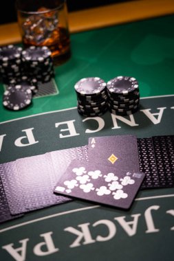 Siyah kartlı bir kumarhane 21 masası.