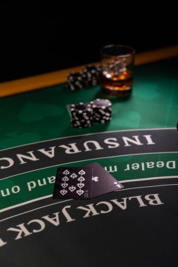 Siyah kartlı bir kumarhane 21 masası.