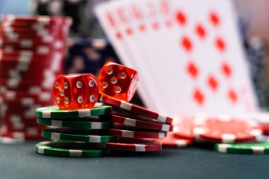 Kartlar ve zarlarla dolu kumarhane masası.