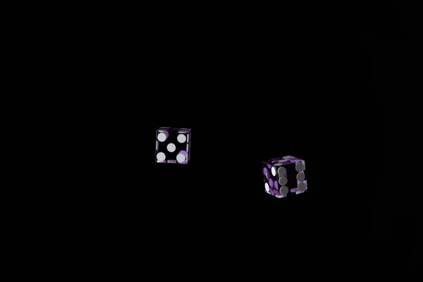 Purple Casino Würfel Über Schwarzem Hintergrund Flache Schärfentiefe — Stockfoto