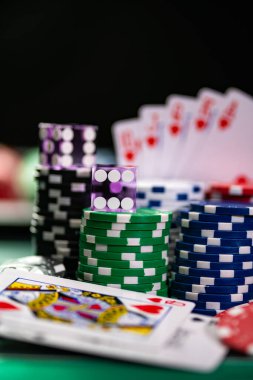 Kumarhane seti, rulet, kartlar, zarlar ve çipler Blackjack minderinde
