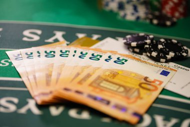 Avrupa faturalarıyla dolu bir kumarhane masası. 