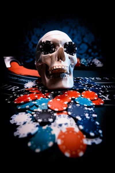 ブラックジャックテーブルの人間の頭蓋骨 — ストック写真