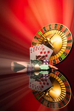Kumarhane seti, rulet, kartlar, zarlar ve çipler Blackjack minderinde