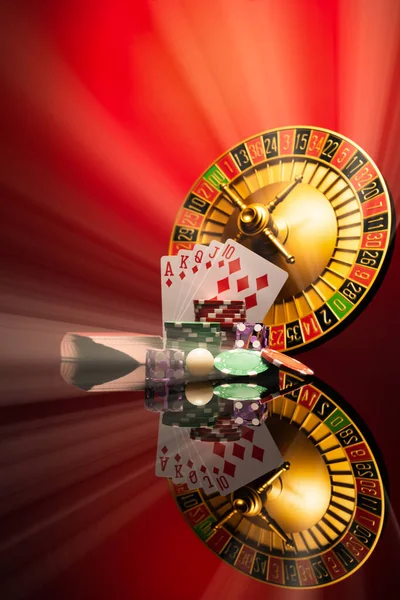 Kasino Set Med Roulette Kort Tärningar Och Marker Blackjack Matta — Stockfoto