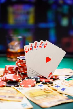 Ero banknotlarıyla poker kraliyet floşu.