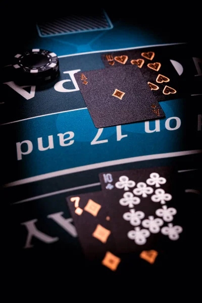 Ένα Τραπέζι Καζίνο Blackjack Μαύρες Κάρτες — Φωτογραφία Αρχείου