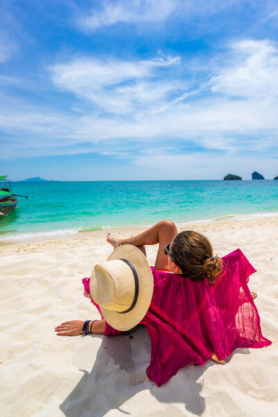 Молодая женщина на тропическом белом песчаном пляже