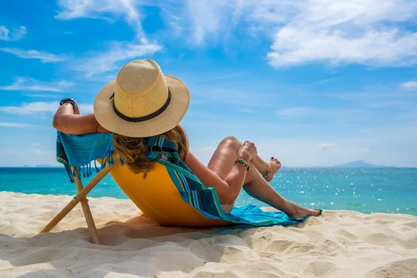 Junge Frau Tropischen Weißen Sandstrand — Stockfoto