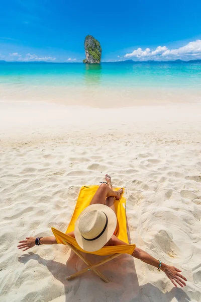 Giovane Donna Sulla Spiaggia Tropicale Sabbia Bianca — Foto Stock