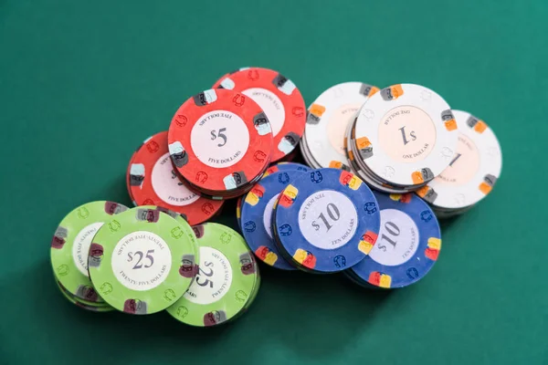 Casino Chips Groene Bij — Stockfoto