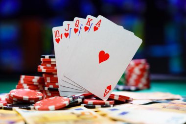 Ero banknotlarıyla poker kraliyet floşu.
