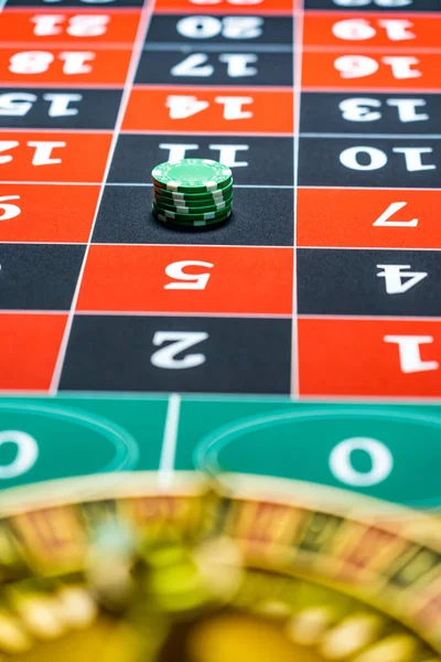 カジノでルーレットテーブルを閉じる 選択的フォーカス — ストック写真