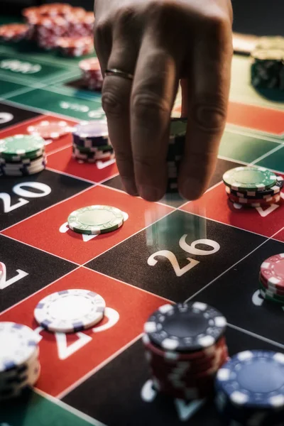 カジノのルーレットテーブルで男のギャンブル モーションブラーと選択的フォーカス — ストック写真