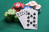 Poker královská flush s žetony