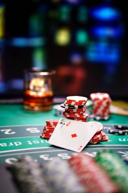 Blackjack hasırında kart, zar ve çipli kumarhane seti