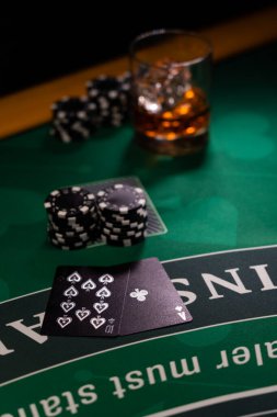 Siyah kartlı bir kumarhane 21 masası.