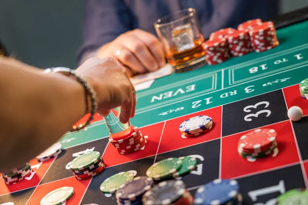 Man Gokken Aan Roulette Tafel Het Casino Motion Blur Selective — Stockfoto