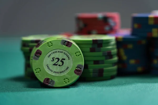 Casino Chips Een Speeltafel — Stockfoto