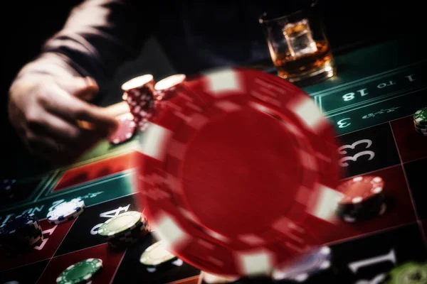 Mann Spielt Roulettetisch Casino Bewegungsunschärfe Und Selektiver Fokus — Stockfoto