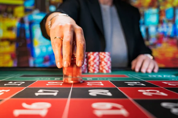 Donna Che Gioca Alla Roulette Casinò Profondità Campo Bassa — Foto Stock