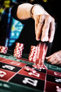 Kumarhanede rulet oynayan adam - derin bir alan derinliği