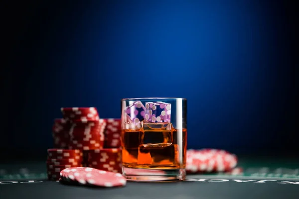 カジノのギャンブルテーブルのカクテルガラスのクラップスダイス — ストック写真