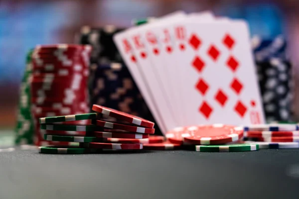 扑克皇家冲水与赌场芯片 — 图库照片