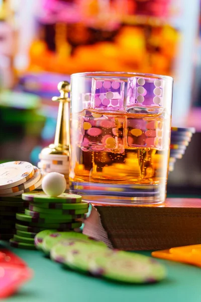 Casino Concept Dobbelstenen Cocktailglas Goktafel — Stockfoto