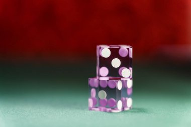 Kumarhane mor zarlar ve çipler