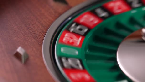 カジノでルーレットテーブルを閉じる 選択的フォーカス — ストック動画