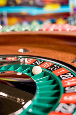 Kumarhanedeki rulet masası kapanıyor 33 numara siyah - Seçici Odaklanma