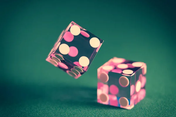 Казино Бросает Фиолетовые Кости Зеленый Стол Азартных Игр — стоковое фото