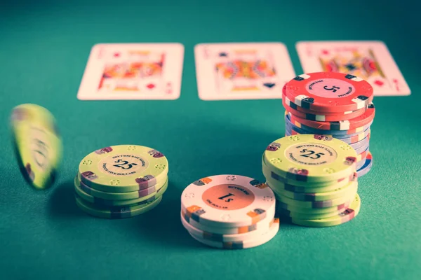 Poker Hand Aan Casino Tafel — Stockfoto