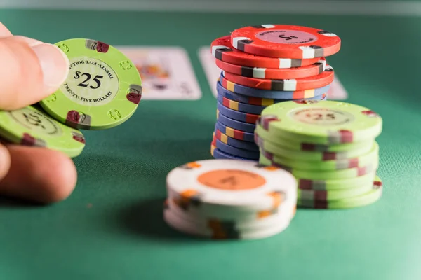 Hombre Jugando Blackjack Casino Shallow Depth Field — Foto de Stock