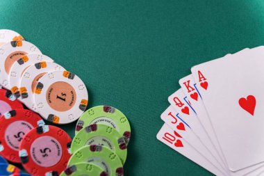 Poker oyunu Royal floş with chips