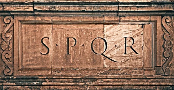 Roma, Itália. Símbolo romano SPQR, detalhe da arquitetura italiana — Fotografia de Stock