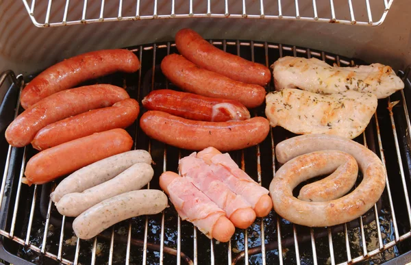 Kolbász, bratwurst bbq grill rács — Stock Fotó