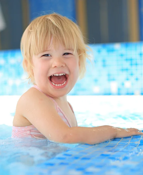 Glad Ung Flicka Poolen — Stockfoto