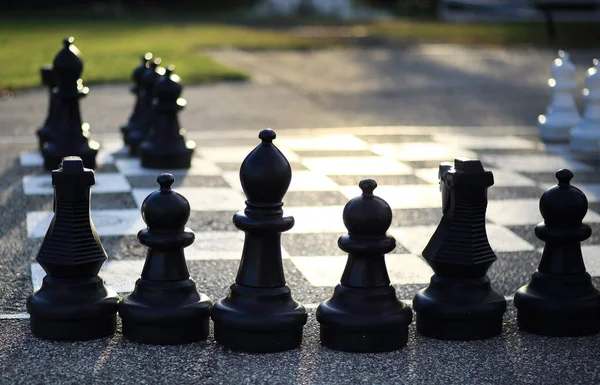 D'énormes figures d'échecs en plein air sur le sol — Photo