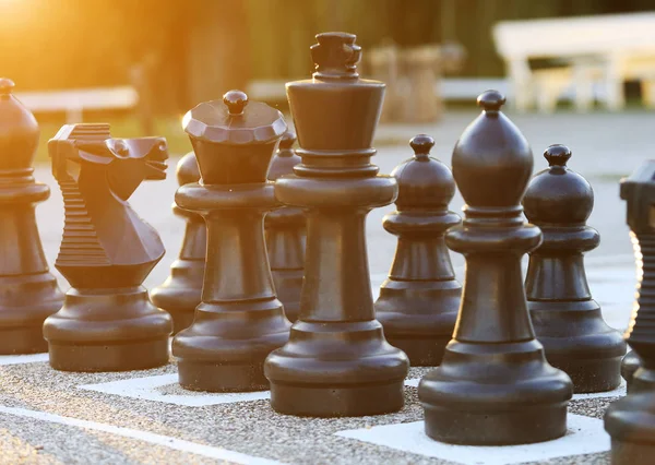 Grandes figuras de ajedrez al aire libre en el suelo — Foto de Stock
