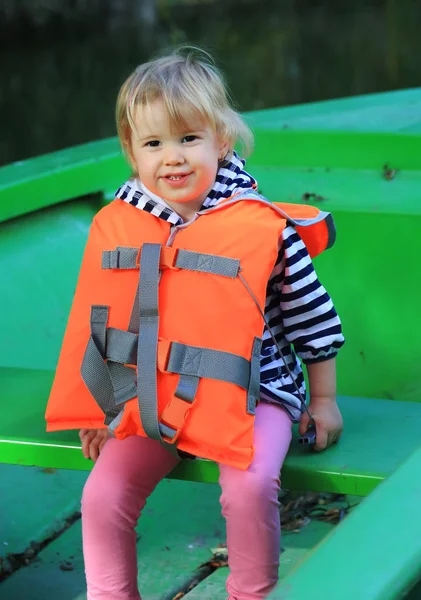 Schattig Kind Zit Boot Met Oranje Zwemvest — Stockfoto