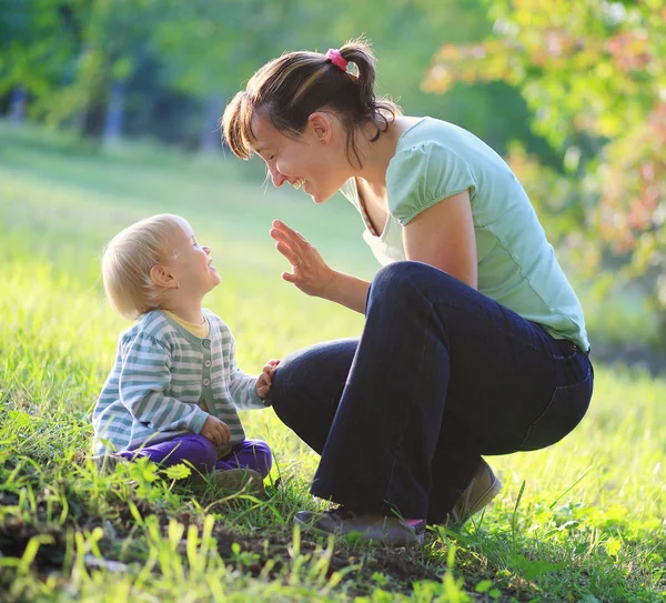 Happy Mother Play Her Baby Outdoor — Stock Photo, Image