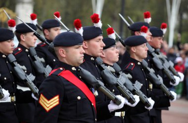  Buckingham Sarayı'nda nöbet değiştirme