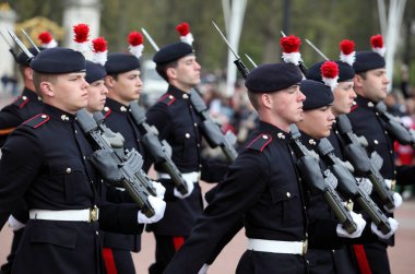  Buckingham Sarayı'nda nöbet değiştirme