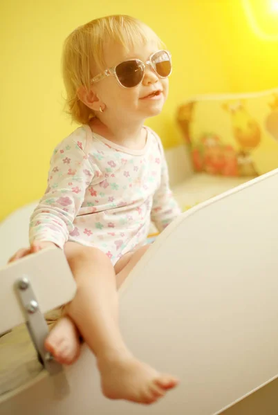 年轻可爱的孩子戴着太阳镜在室内 — 图库照片