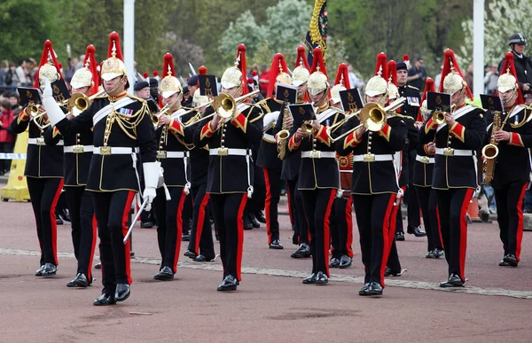 Az őrségváltás a Buckingham Palace, London, Egyesült Királyság — Stock Fotó