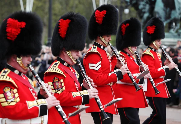 Η αλλαγή φρουράς στα Ανάκτορα του Μπάκιγχαμ, Λονδίνο, Ηνωμένο Βασίλειο — Φωτογραφία Αρχείου