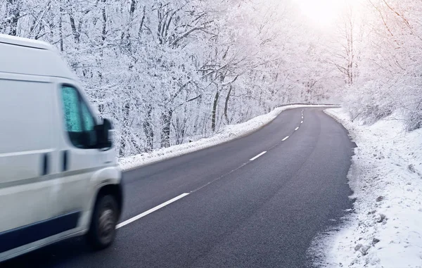 Light commercial vehicle on road in winter — Stock Photo, Image