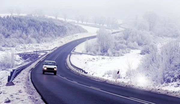 Auto op weg in de winter — Stockfoto